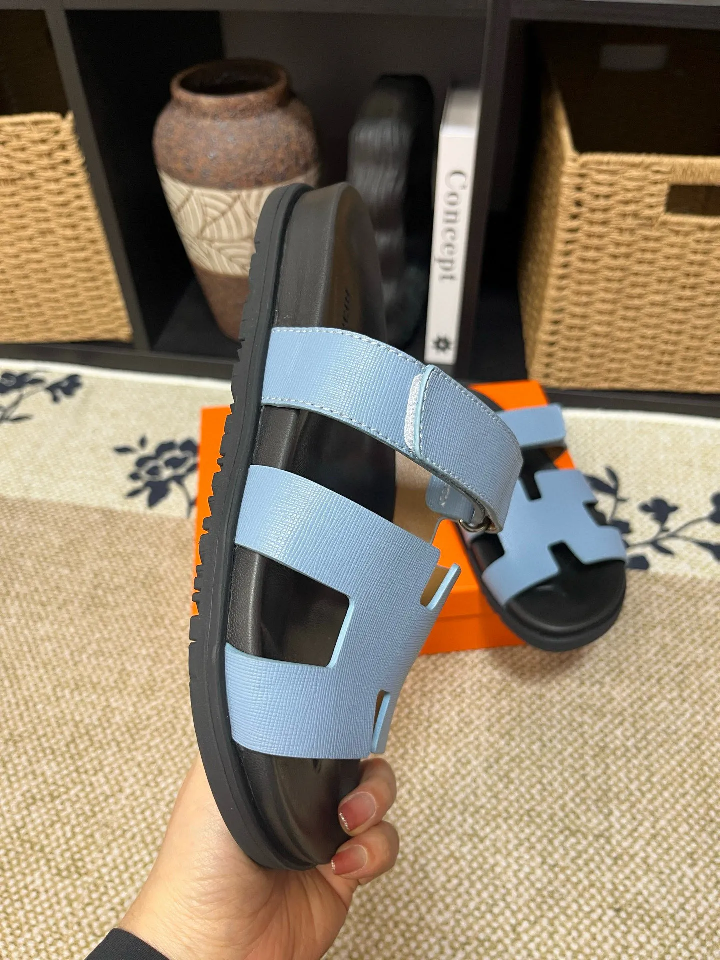Factory price: 340💰Long-term availability Hermes men's Kazimir slippers for couples - top quality, Hermès woven calfskin functional sandals. The interwoven upper inspired by the "H" iconic pattern creates a casual look, which can be said to be a good companion for summer. Imported cowhide + cowhide lining + TU men's shoes💰Outsole Size: 35-46